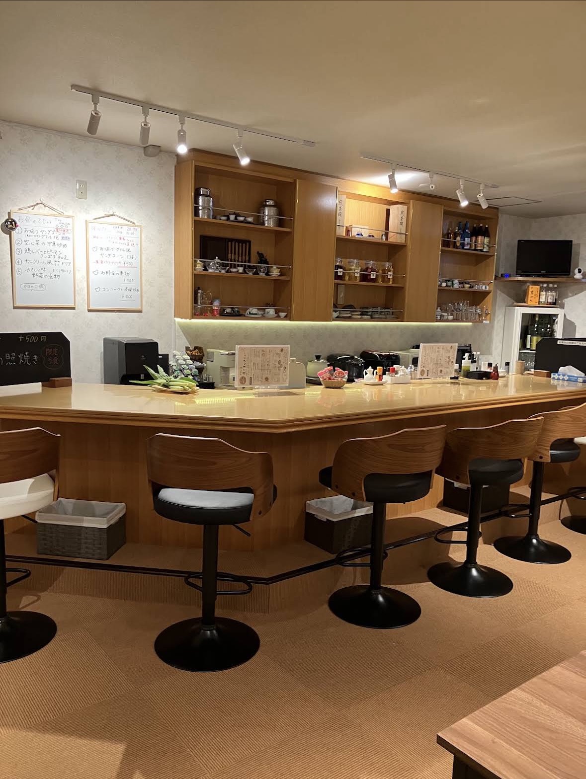木のカウンターがあるてでぃ食堂の店内