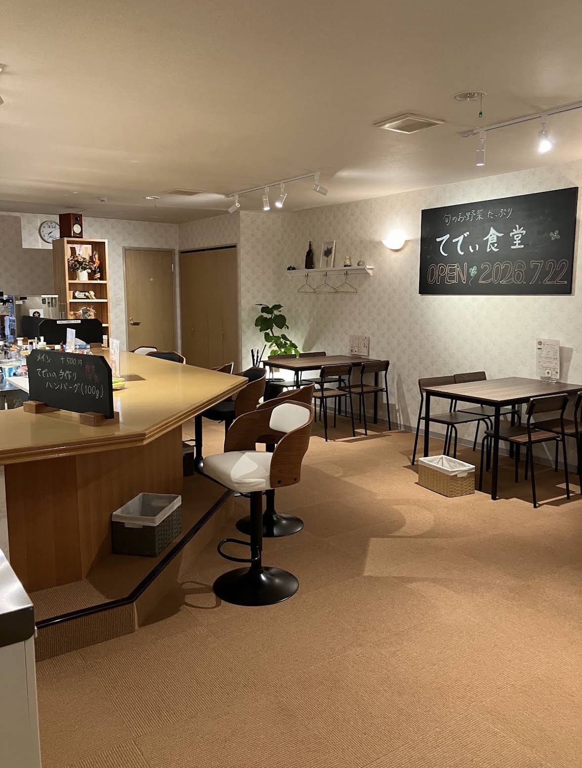カウンター席とテーブル席が見える店内全景