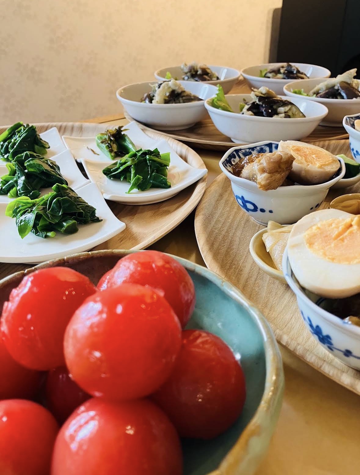 店内に並ぶ色とりどりの手作り惣菜