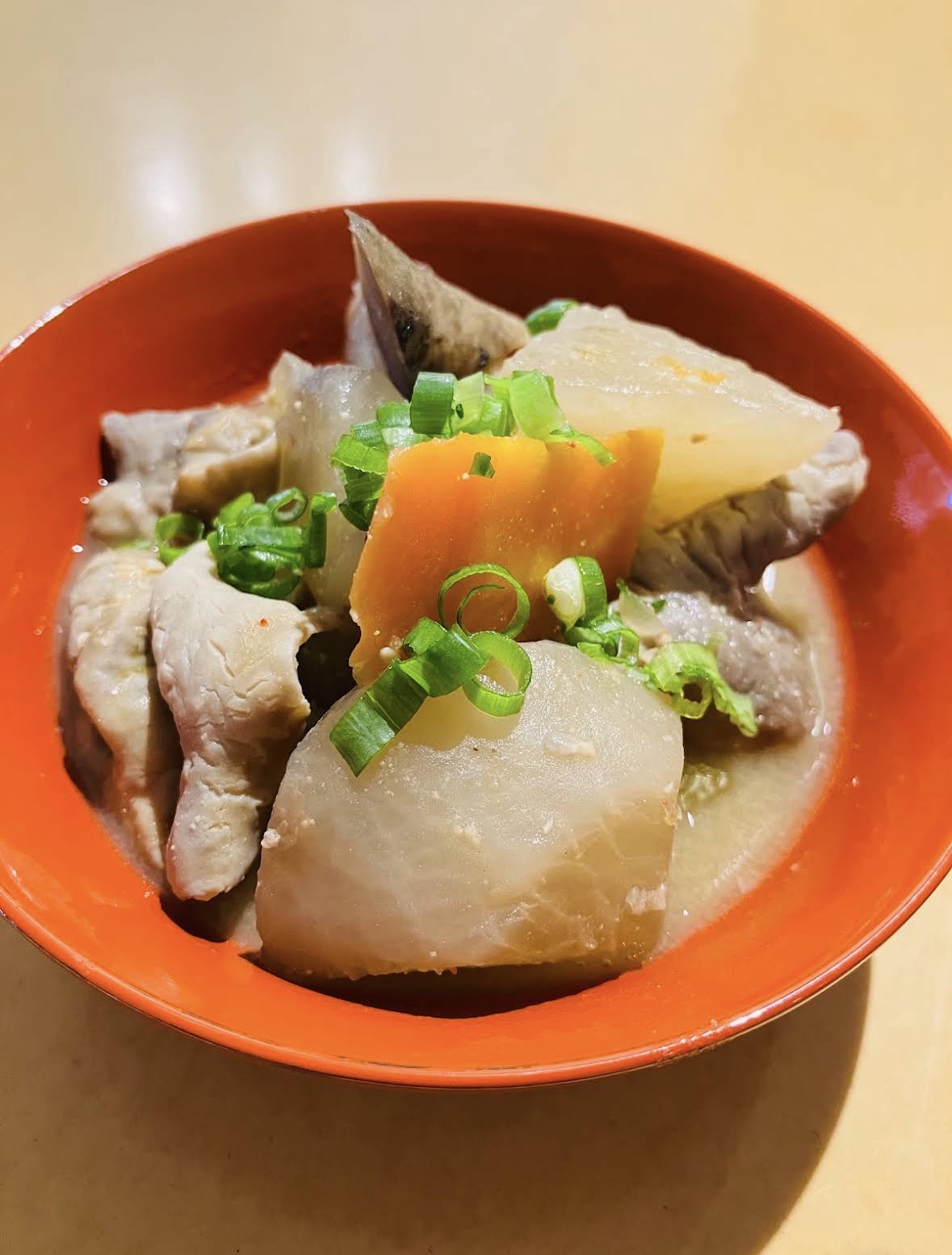 根菜や鶏肉を使った手作りの煮物